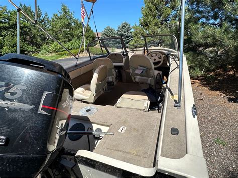 2004 Monarch 22' Pontoons