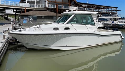 2017 Boston Whaler 315 Conquest