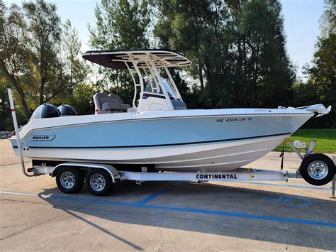 Boston Whaler 230 Outrage 2023