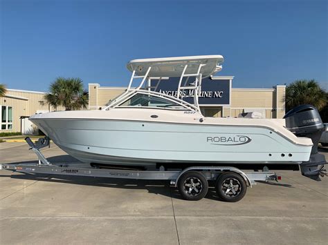 Robalo R247 2023